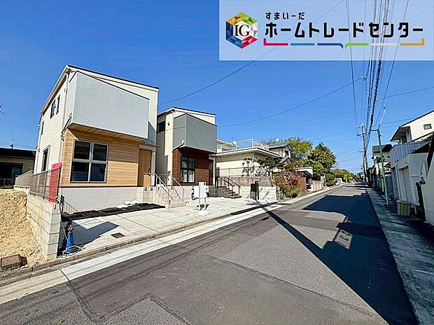 【前面道路含む現地写真】前面は、交通量の少ない南側約６．５ｍの道路です。
ゆとりがあり、駐車も落ち着いて行える環境になっています。
舗装されているので、ベビーカーや自転車で通っても快適に通行できます。