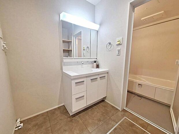 【洗面台・洗面所】1号地
広々とした洗面スペース♪
暮らしを快適にする三面鏡仕様の洗面化粧台。
収納力と機能性に優れた使いやすい設備で、忙しい朝の身支度もスムーズに♪