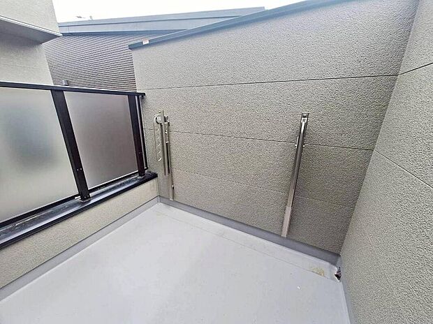 【バルコニー】1号地
日当たり良好なバルコニー♪
家族分の洗濯物もしっかり干せます♪
プライバシーに考慮された設計なので、
お洗濯だけでなく、ちょっとしたリラックスできる空間になりそうです☆