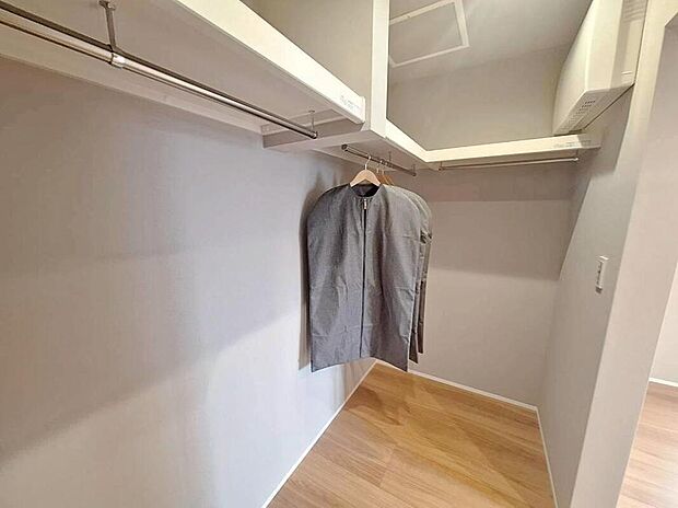 【収納】1号地 ウォークインクローゼット
広々とした空間の為、カビや湿気の予防もできます♪
衣類だけでなく、スーツケースや季節家電などの大きな物も収納可能です♪