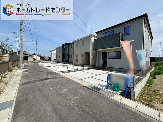 【前面道路含む現地写真】前面は、北西側約4mの道路です。
車通りが少なく、駐車も落ち着いて行える環境になっています。
しっかり舗装されているので、ベビーカーや自転車も快適に通れます♪