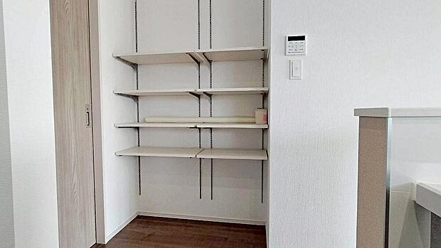 【収納】2号棟 パントリー
キッチン隣に可動棚を設けました♪
調味料や食品ストックをすっきり整理でき、キッチンを広々と使えます。
家事動線を考慮した設計で、毎日の暮らしがもっと快適に♪