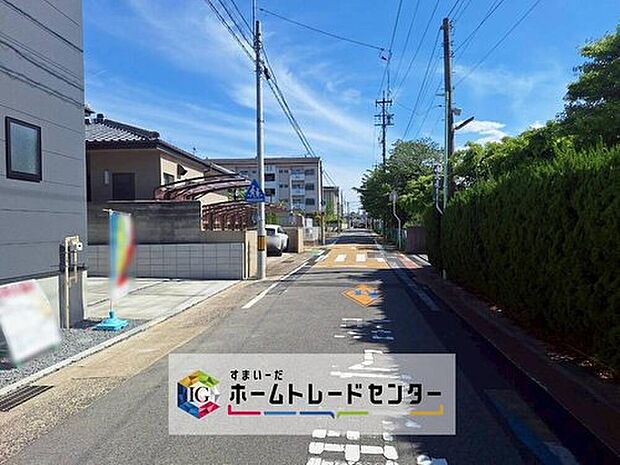 【前面道路含む現地写真】前面道路幅は、西側約5.9mとゆとりがあり、駐車がしやすい環境です。
しっかり舗装されているので、ベビーカー等で通っても安心ですね♪