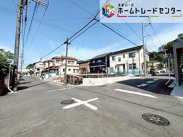 【前面道路含む現地写真】前面は、南西側約5.5~6.0m・北西側約6.0mの道路に接道しています。
静かな環境で駐車が可能です。
お問い合わせはお気軽に♪
