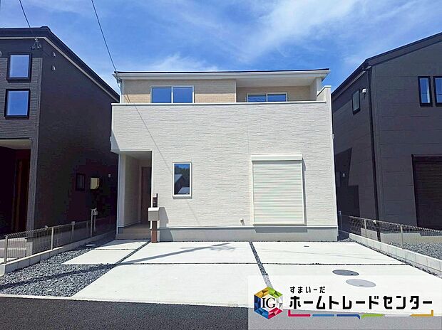 【前面道路含む現地写真】春日井市坂下町二丁目第２　全４棟（写真３号棟）
堂々完成しました☆ご案内可能です♪
ぜひ現地にて、実際の建物・日当たり・周辺環境などご覧下さい♪
お問い合わせはホームトレードセンターまで！
