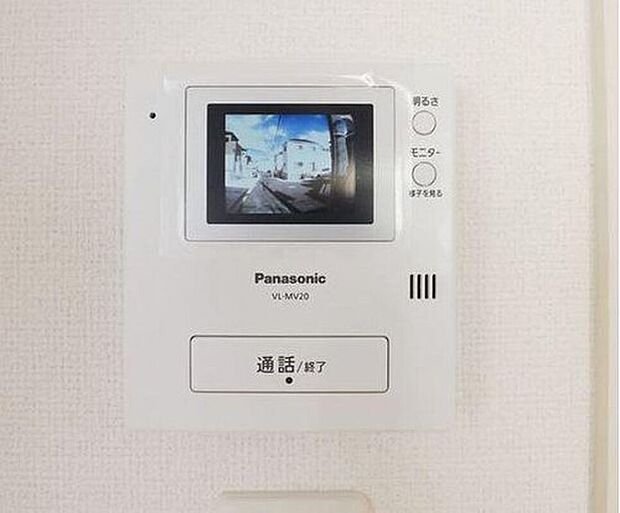 【インターホン】録画機能もあり、どのような人が何時に来訪されたのかが分かります。防犯上はもちろん、お届け物などの把握にも便利です。ライトが付いているので、夜間でも安心です。