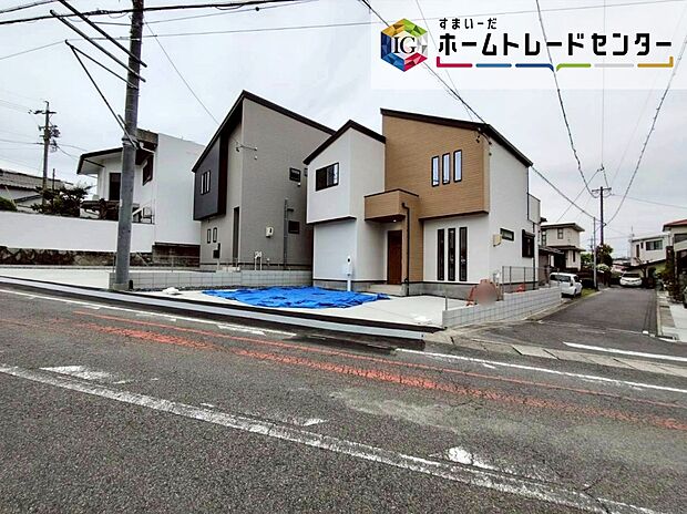 【前面道路含む現地写真】前面は、西側約４ｍ・北側約９．１３ｍの道路。
角地でゆとりがあり、落ち着いて駐車が可能です♪