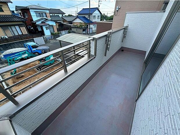 【バルコニー】（A号棟）
日当たり良好な南向きのワイドバルコニー♪
家族分の洗濯物もしっかり干せます♪
お洗濯だけでなく、ちょっとしたリラックスできる空間にもなりそうです☆