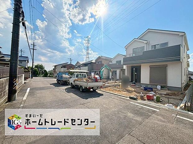 【前面道路含む現地写真】前面は、南側約７ｍの道路に接道しています。
ゆとりがあり、落ち着いて駐車が可能です。
しっかり舗装されているので、ベビーカー等で通っても安心です♪