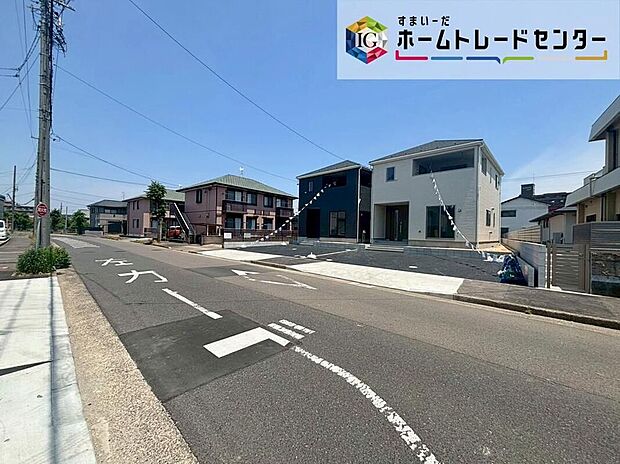 【前面道路含む現地写真】1・2号棟の前面は、西側約11.97mの道路です。
ゆとりがあり、落ち着いて駐車が可能です。
しっかり舗装されている道路なので、ベビーカー等で通っても安心ですね♪