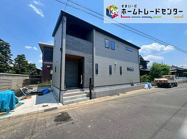 【前面道路含む現地写真】交通量の少ない西側約5.98m道路に面した住まい。ゆとりある前面道路で、毎日の駐車も安心です♪