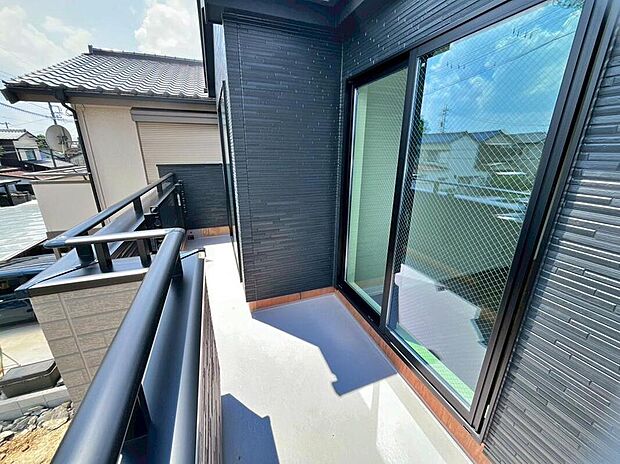 【バルコニー】１号棟
南向きで日当たり良好なワイドバルコニー♪
家族分の洗濯物もしっかり干せます。
お洗濯だけでなく、ちょっとしたリラックスできる空間にもなりそうです☆