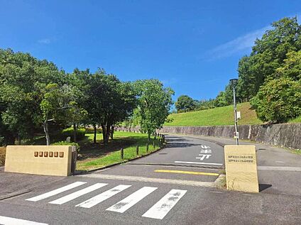 瀬戸市立にじの丘学園中学校 2000ｍ(徒歩25分)