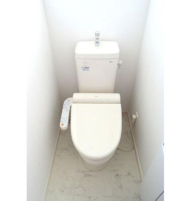 【トイレ】1回の洗浄水量が少なく、家計にも環境にも優しい節水型になっております。十分な洗浄力も持ち合わせており、毎日のお掃除もラクラクです。