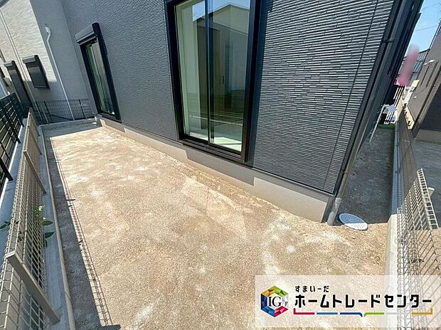 【庭】2号棟 お庭スペース
お庭がございます☆
マンションにはない戸建てならではのメリットです!
好きなお花でお庭をいっぱいに!
お子様やペットの遊び場にも♪