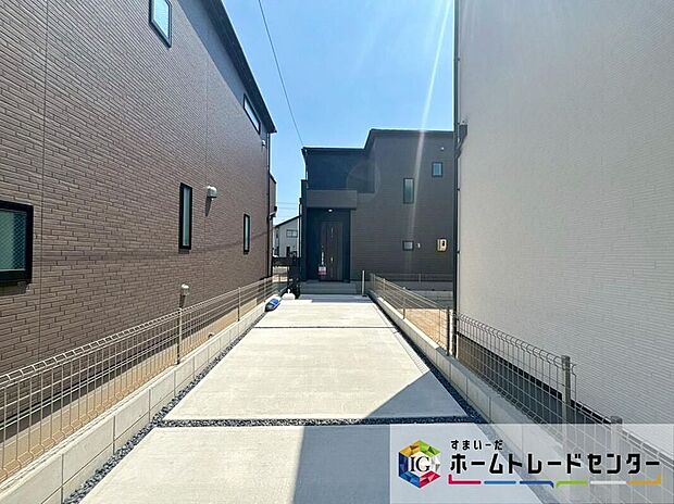 【現地外観写真】スーパーやコンビニが徒歩10分圏内!お買い物便利な立地です。郵便局や銀行も近く、暮らしに便利な住環境です。