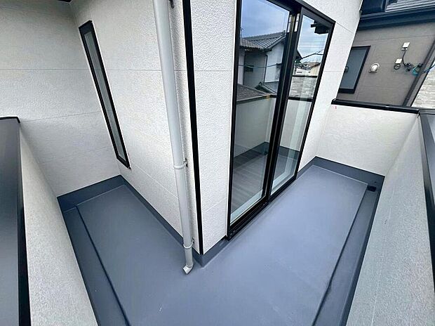 【バルコニー】1号棟
広々としたL字型のバルコニー♪
家族分の洗濯物もしっかり干せます。
南向きで日当たりも良く、毎日のお洗濯が楽しくなりそう♪