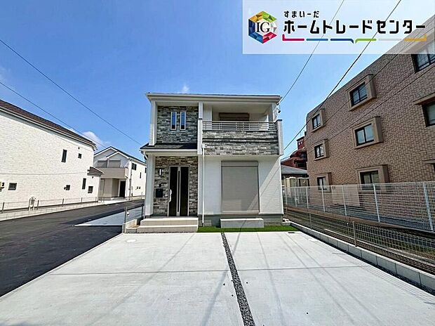 【現地外観写真】名東区猪子石2丁目 全5棟(写真E号棟)堂々完成しました☆並列2台駐車可能で、南側道路に面した陽当たりの良さも魅力。建物の質感や敷地のゆとり、周辺の街並みまで現地でしっかりご確認いただけます。