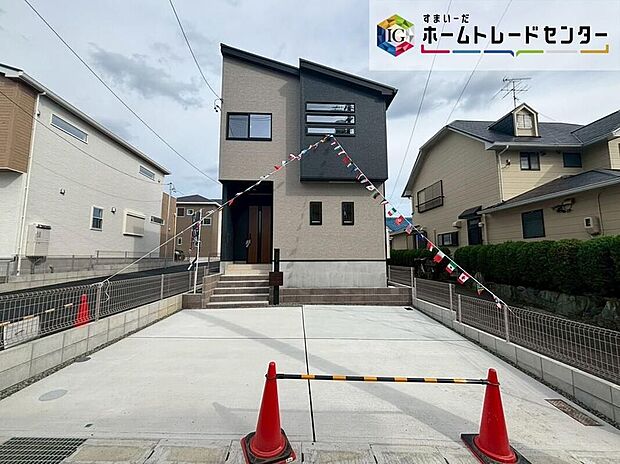 【駐車場】1号棟 駐車スペース余裕をもって並列に2台駐車ができる広々とした駐車スペース。玄関そばに駐車スペースがございますので、まとめ買いをした際にも運ぶのが簡単です!