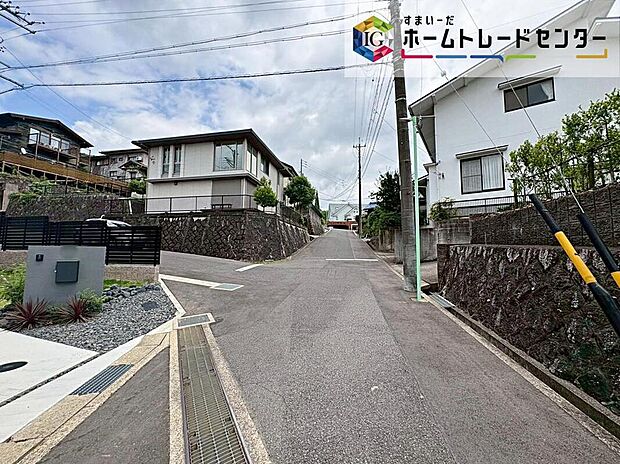 【前面道路含む現地写真】前面は、南西側約4.8mの道路に接道しています。
静かな環境で駐車が可能です。
お問い合わせはお気軽に♪