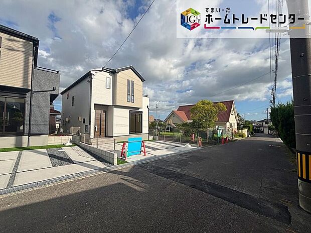 【前面道路含む現地写真】前面は、北西側約6m・南西側約2.47mの道路に接道しています。車通りが少なく、駐車もスムーズに行うことができます♪