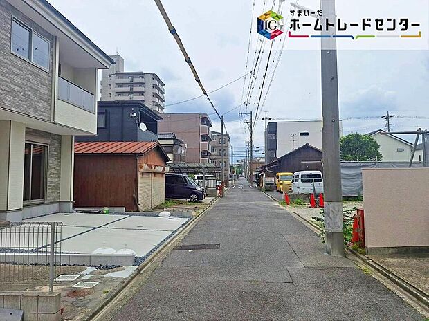 【前面道路含む現地写真】前面は、交通量の少ない南側約4.5mの道路です。
ゆとりがあり、駐車も落ち着いて行える
環境になっています。
しっかり舗装されている道路なので、ベビーカー等で通っても安心ですね♪