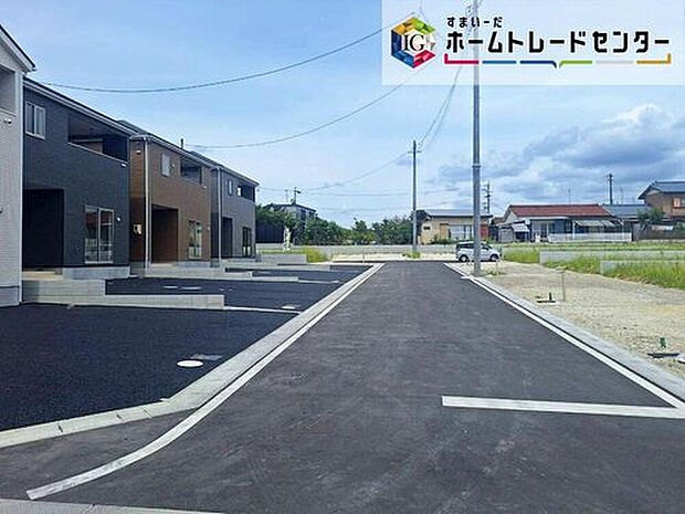 【前面道路含む現地写真】前面は、北西側約４ｍ・南西側約５ｍ・南東側約６ｍの道路です。
静かな環境の中、ゆとりをもって落ち着いて駐車が行える環境になっています。