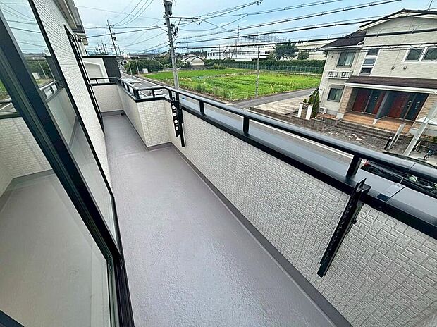 【バルコニー】A号棟
奥行を広めに取ったワイドバルコニーです♪
家族分の洗濯物もしっかり干せます。
南向きで日当たりも良く、毎日のお洗濯が楽しくなりそう♪　　　