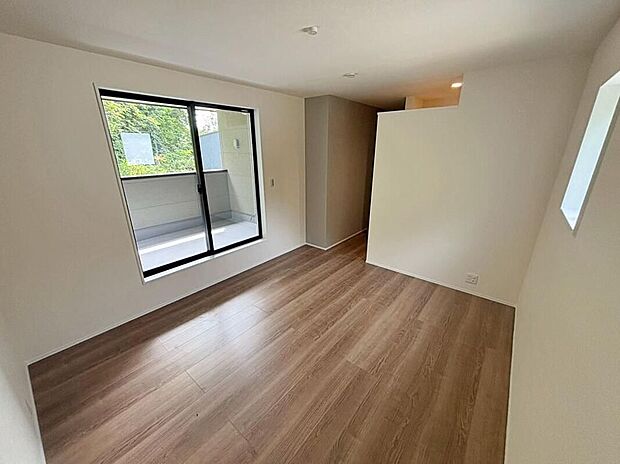 【リビング以外の居室】バルコニーに直接アクセスできる居室です!室内の空気を効率よく入れ替えることができ、夏場や湿気の多い時期には便利です♪