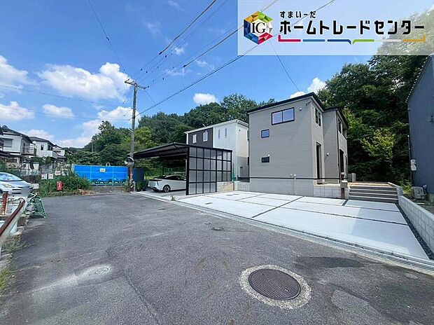 【前面道路含む現地写真】前面は、北西側約5.75mの道路に接道しています。
交通量も少なく駐車もらくらくです♪
現地のご見学はホームトレードセンター株式会社まで♪