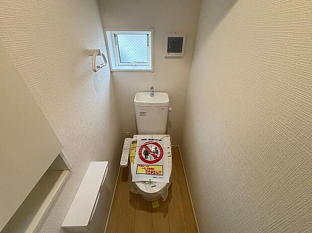 【トイレ】３号棟　清潔なトイレ空間を維持するために、汚れが付きにくく掃除も楽にできる便器です。１階２階ともにウォシュレット付きのトイレとなっております。