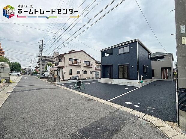 【前面道路含む現地写真】前面道路幅は、南側約６ｍとゆとりがあり、駐車がしやすい環境です。しっかり舗装されているので、ベビーカー等で通っても安心ですね♪