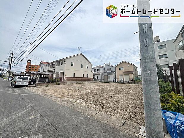 【 前面道路含む現地写真】スーパー・コンビニ・ドラッグストアが徒歩圏内！毎日の買い物も近くて便利な住環境です。