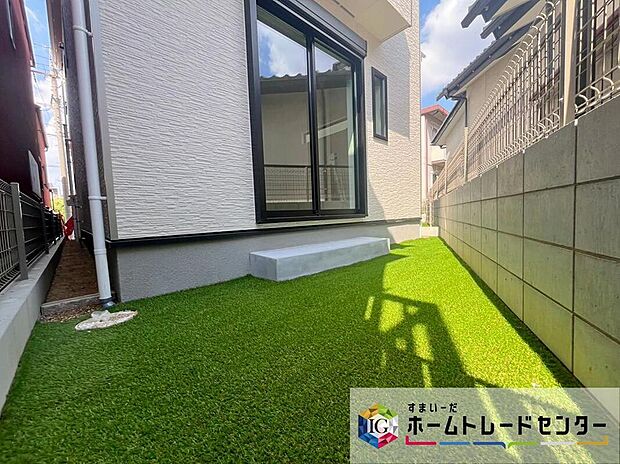 【お庭スペース】A号棟
各棟に、日当たり良好な南向きのお庭がございます♪
マンションには無い、戸建てならではのメリットです♪
好きなお花でお庭をいっぱいに！お子様やペットの遊び場にも♪