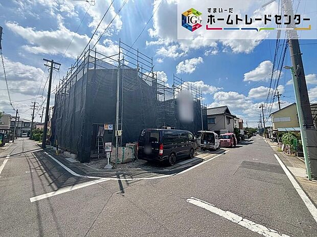 【前面道路含む現地写真】前面は、北側約５．９ｍ・東側約４ｍの道路に接道しています。角地でゆとりがあり、落ち着いて駐車が可能です♪