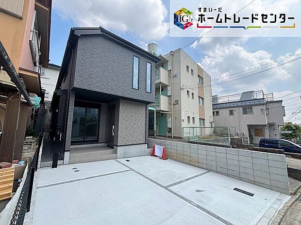 【現地外観写真】2階建ての外観とコンクリート敷の前面駐車スペース（並列2台）。西側約6.36m公道に面する整形地。土地107.89m2・建物94.62m2、価格5,180万円。