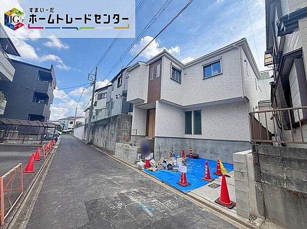 【前面道路含む現地写真】前面は、北側約４．０ｍ・西側約４．０ｍの道路。お車の出し入れが苦手なママや小さなお子様にも安心ですね。しっかり舗装もされているので、ベビーカーや自転車で通っても快適に通行できます。