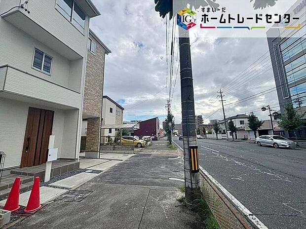 【前面道路含む現地写真】前面は、交通量の少ない北西側約22mの道路です。ゆとりがあり、駐車も落ち着いて行える環境になっています。しっかり舗装されている道路なので、ベビーカー等で通っても安心ですね♪