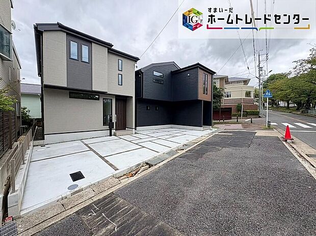 【前面道路含む現地写真】前面は、北側約10.51mの道路に接道しています。車通りが少なく、落ち着いて駐車が可能です。しっかり舗装もされているので、ベビーカーや自転車で通っても快適に通行できます。