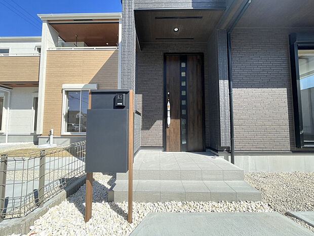 販売現地　5号棟　宅配ボックス付き門柱　玄関扉　