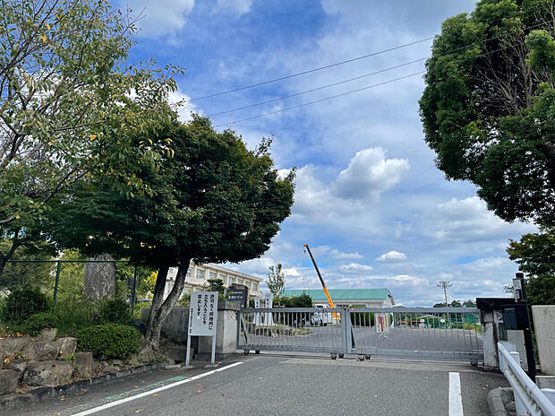 根石小学校（約750m）