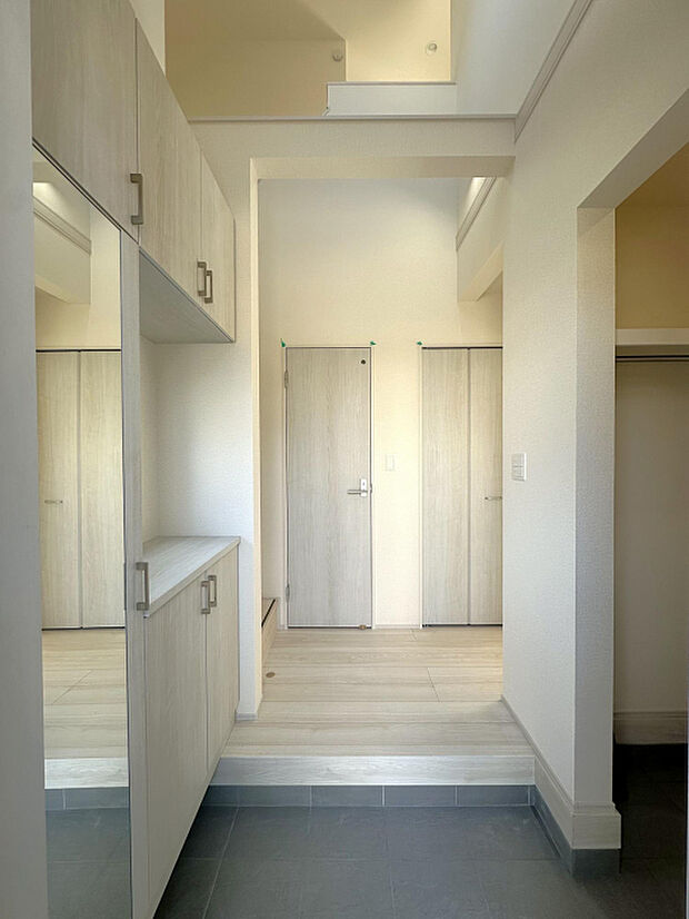 玄関　玄関吹抜採用！柔らかな光が差し込みます◎