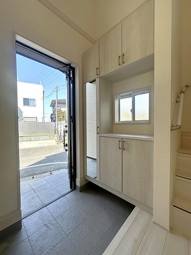 玄関収納　お出かけ前に嬉しい姿見付き！