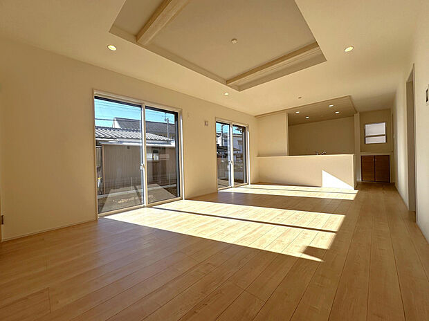 【リビング】折上天井で高さを出し、開放感をプラス！