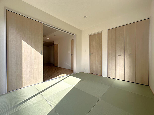 【和室】玄関廊下からも出入りでき、客間やお子様の遊び場としても◎