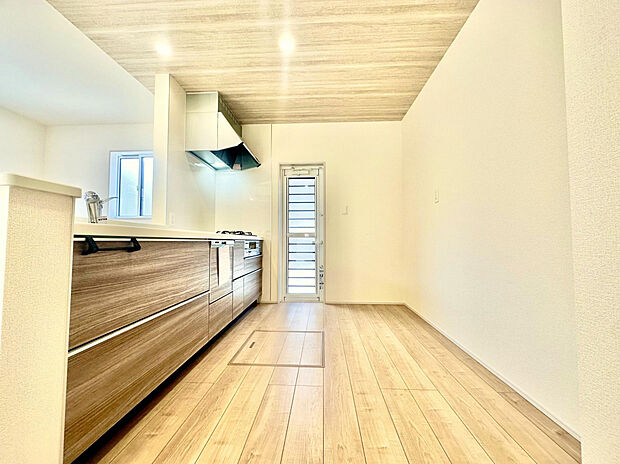 【キッチン】広々キッチンで家族全員での料理も◎ゴミ捨てに便利な勝手口あり！