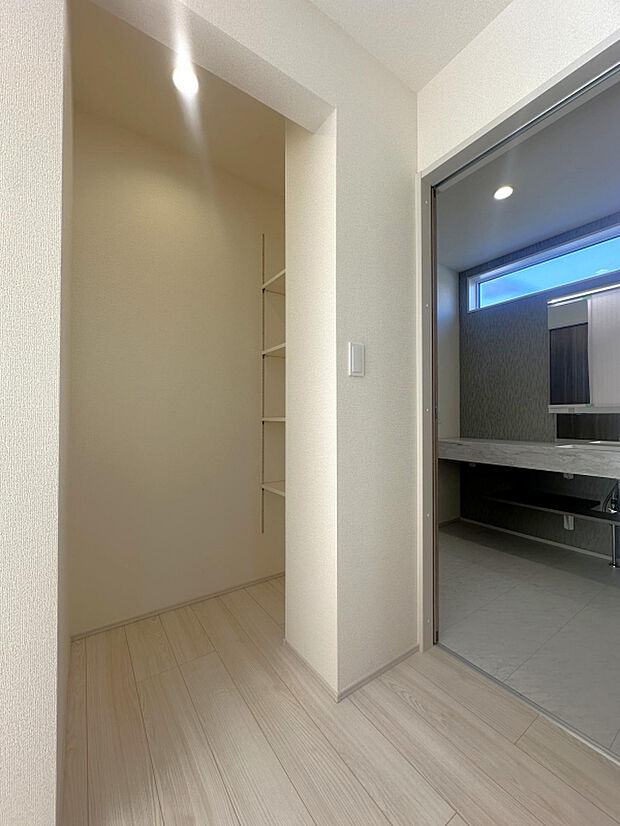 【パントリー】キッチン横には可動棚付きのパントリー！