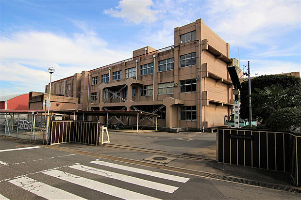 朝日中学校（約1,800m）