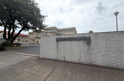 吉沢小学校 490m