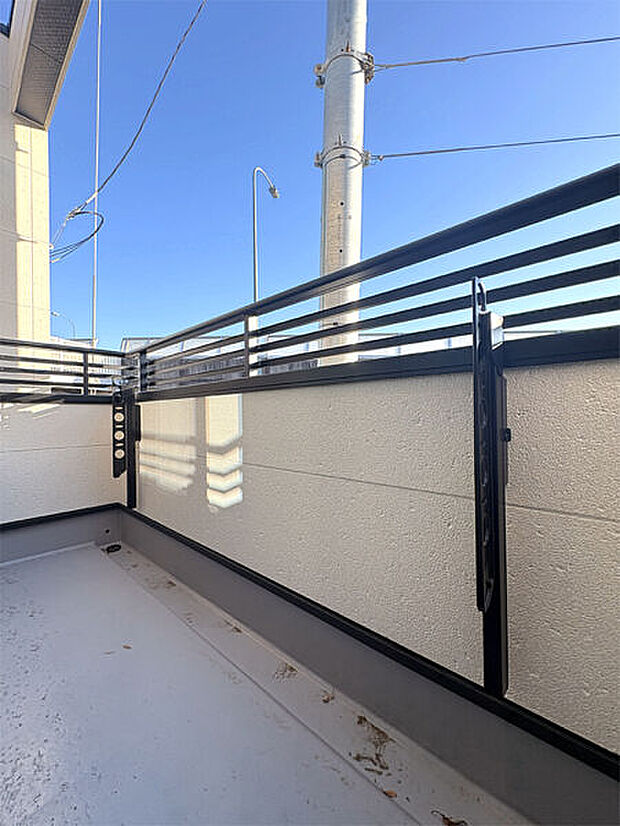 【その他内観】■バルコニー(4号棟)■
日当たり良好な南バルコニー♪一度に沢山の洗濯物を干してもしっかり乾きます◎